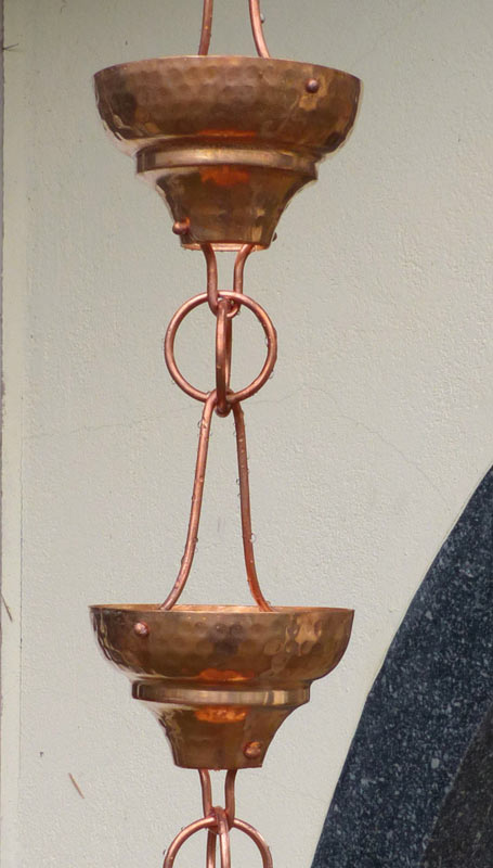 Regenkette (Kupfer) Regenketten (rain chains, kusari-doi) werden in Japan traditionell anstelle von Fallrohren benutzt und verleihen auch Ihrem Garten asiatischen Stil. Diese hochwertige Regenkette besteht aus massivem Kupfer (kein verkupfertes Blech). Ihre 13 Glieder sind e