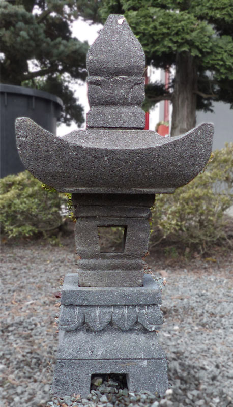 Steinlaterne - Pagode (55 cm) Diese Steinlaterne aus Lavagestein ist ein handgefertigtes Einzelstück aus Indonesien. Sie ist und besteht aus 4 Teilen.
Höhe: ca. 55 cm
Gewicht ca. 13 kg