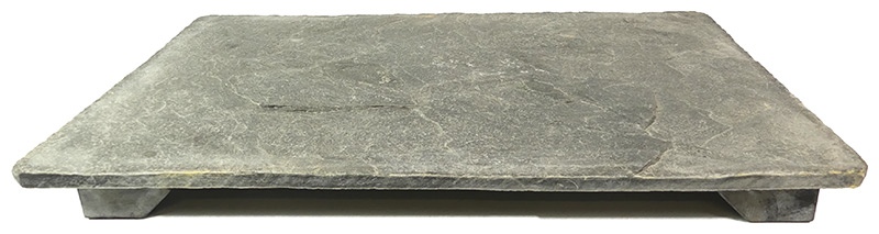 Rechteckiger Bonsai Tisch
Füße Steinguss, Platte Schiefer

Schieferplatte kann mit Klinkeröl behandelt werden und erscheint dann fast schwarz (siehe Foto)