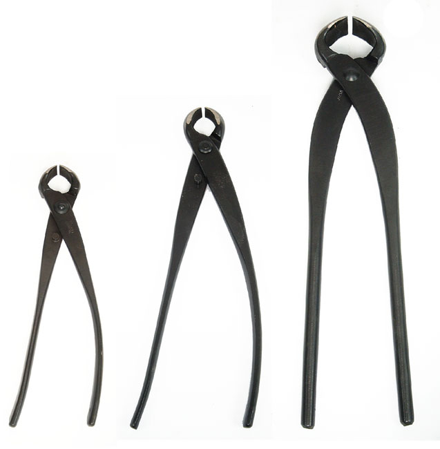 Knospenzange Diese Zange ist speziell für das Auskneifen alter Blütenstände entwickelt worden. Unentbehrlich für die Pflege von Azaleen. Made in Japan.
Länge 1: 175mm
Länge 2: 210mm
Länge 3: 300mm