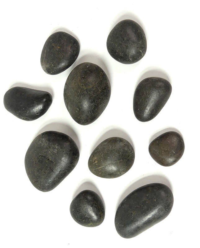 10 flache graue Natursteine verschiedener Größe; ideal, um in Ihrem Zengarten Wege zu legen.

Durchmesser: ca. 2 - 5 cm