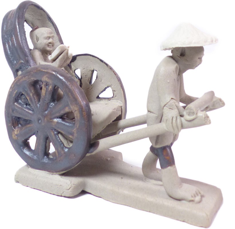 Mann mit Rikscha Handgearbeitete Miniatur aus gebranntem Ton.