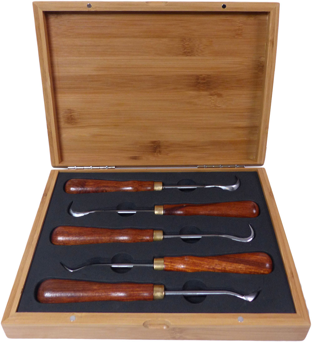 Jin- und Shari-Tool-Set 5 Schnitzwerkzeuge zum Bearbeiten und Gestalten von Totholz in eleganter Holzkiste.
Echtholzgriffe.