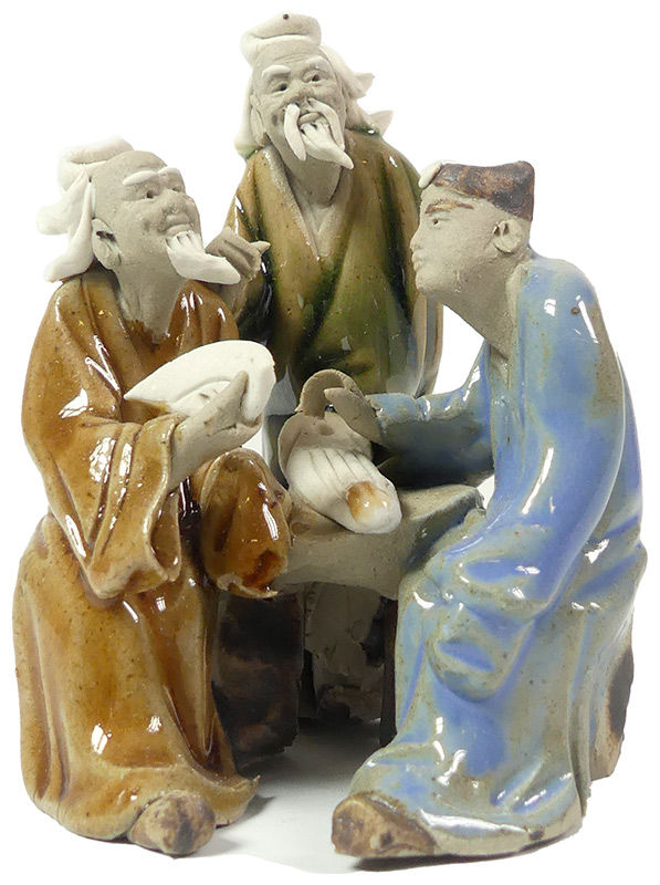 Handgearbeitete Miniatur aus gebranntem Ton.

Farben der Gewänder bei Bestellung identisch - die Objekte, die die Figuren in der Hand halten, können abweichen.