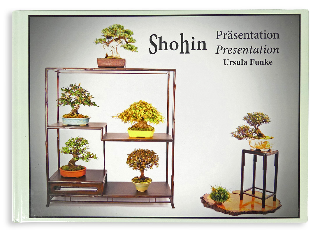Ursula Funke: Shohin - Präsentation (Deutsch und Englisch) Ursula Funke entwickelte schon früh eine Faszination für "kleine" Dinge. Seit den 80er Jahren beschäftigt sie sich mit Bonsai - dabei entstand eine besondere Vorliebe für Shohin. Auf zahlreichen Japan-Reisen besuchte sie gezielt Shohin-Ausstellungen und S