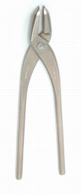 Masakuni (Japan) Jin-Zange aus hochwertigem Stahl mit rostfreiem Überzug. Mit der Jin-Zange läßt sich die Baumrinde abziehen um Jin und Shari zu gestalten. 
Draht kann ebenfalls gut mit dieser Zange abgewickelt und gebogen werden.

Länge: 185 mm
Gewicht: 