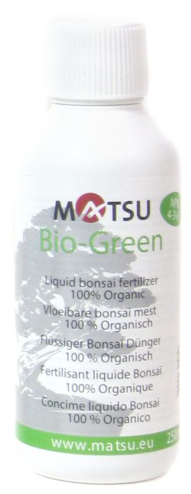 Matsu Bio Green (250 ml) NPK 4-3-6.
Bio-Green ist ein flüssiger 100% organischer Bonsai-Dünger. Er stimuliert die Wurzelentwicklung und schützt den Baum vor Krankheiten.
Bio Green kann für Zimmer- und Freiland Bonsai angewendet werden. 
Gebrauch:
Alle 2 Wochen 5 ml Dünger pro 1