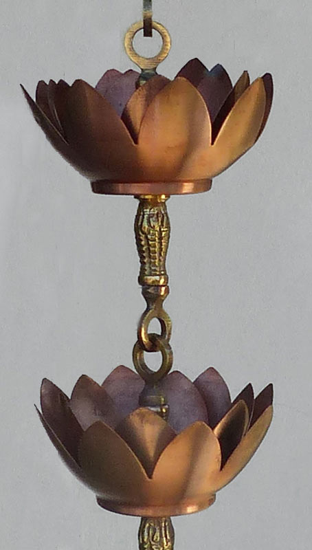 Regenkette (Kupfer) Regenketten (rain chains, kusari-doi) werden in Japan traditionell anstelle von Fallrohren benutzt und verleihen auch Ihrem Garten asiatischen Stil. Diese hochwertige Regenkette besteht aus massivem Kupfer (kein verkupfertes Blech). Ihre 16 Glieder sind e