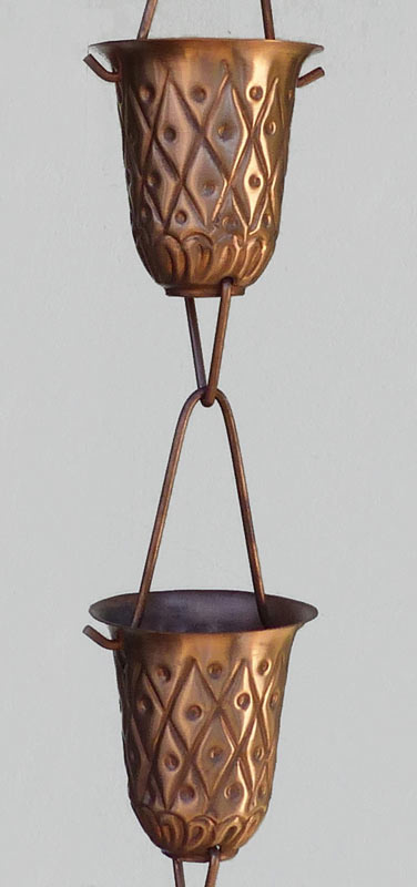 Regenkette (Kupfer) Regenketten (rain chains, kusari-doi) werden in Japan traditionell anstelle von Fallrohren benutzt und verleihen auch Ihrem Garten asiatischen Stil. Diese hochwertige Regenkette besteht aus massivem Kupfer (kein verkupfertes Blech). Ihre 15 Glieder sind e