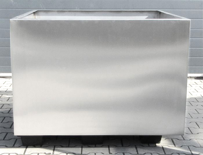 Pflanzgefäß aus Edelstahl, made in Germany. Mit 5 Abzugslöchern, rundum verschweißt ohne sichtbare Nähte.
 
Größe 1: 100 x 100 x 80 cm
Größe 2: 120 x 120 x 80 cm