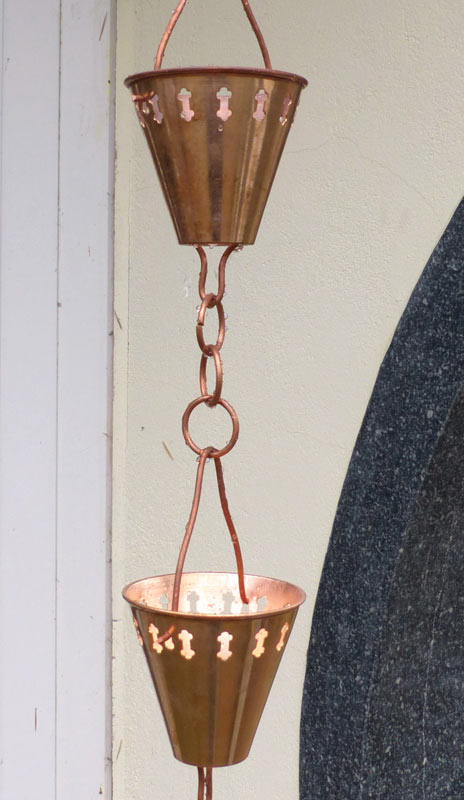 Regenkette (Kupfer) Regenketten (rain chains, kusari-doi) werden in Japan traditionell anstelle von Fallrohren benutzt und verleihen auch Ihrem Garten asiatischen Stil. Diese hochwertige Regenkette besteht aus massivem Kupfer (kein verkupfertes Blech). Ihre 10 Glieder sind e
