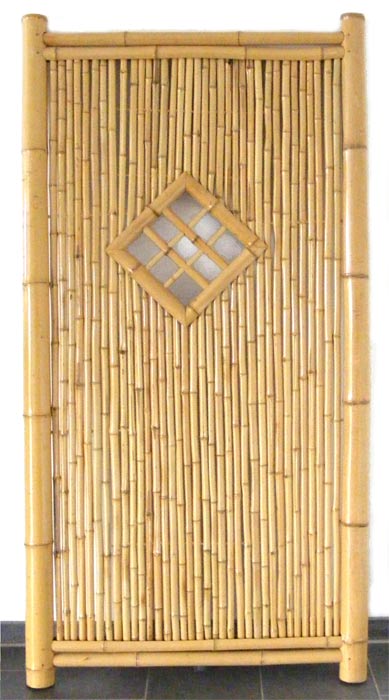 Zaunelement aus Bambusrohren, mit Fenster
 