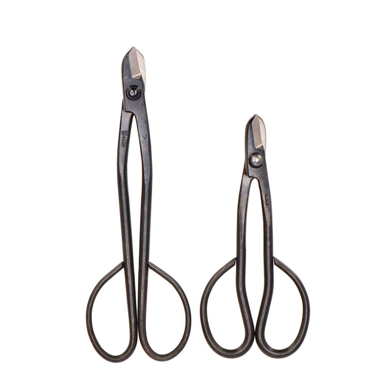 Drahtschere, Profi Diese hochwertigen Drahtscheren made in Japan eignen sich zum einen hervorragend zum Entdrahten dichter Baumkronen, leisten aber auch im Alltagseinsatz gute Dienste. Sie schneiden Aluminiumdraht bis 2,5 mm und Kupferdraht bis 2,0 mm.
Länge 1: 160 mm, 107