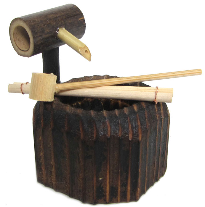 Schöpfbecken mit Kelle, hochwertige Handanfertigung aus unterschiedlich gefärbtem Bambus.
Made in Japan.

Größe: ca. 5 x 5 x 5,5 cm