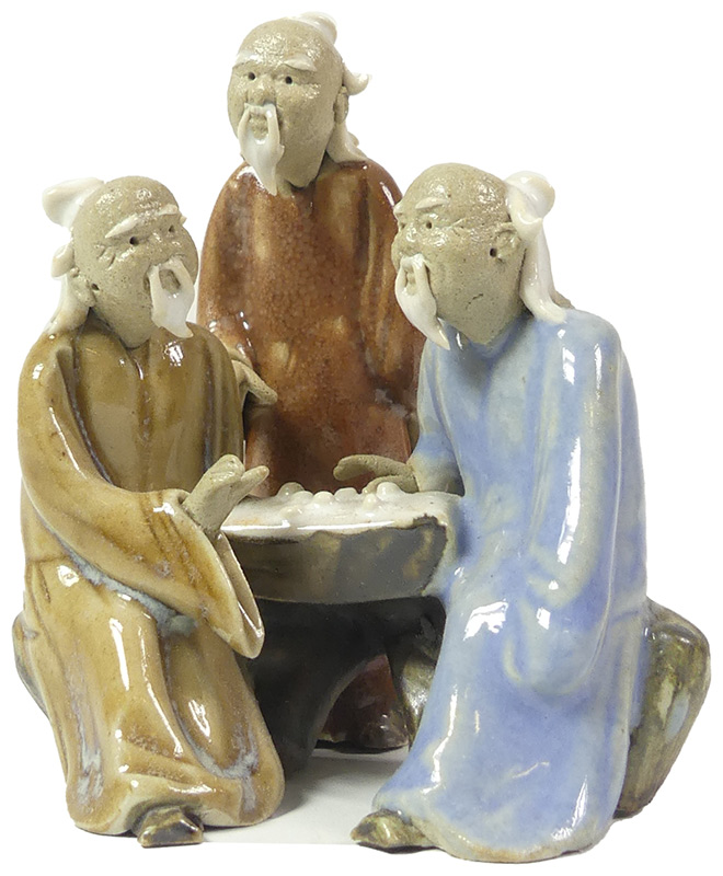 Handgearbeitete Miniatur aus gebranntem Ton.

Farben der Gewänder bei Bestellung identisch - die Objekte, die die Figuren in der Hand halten, können abweichen.