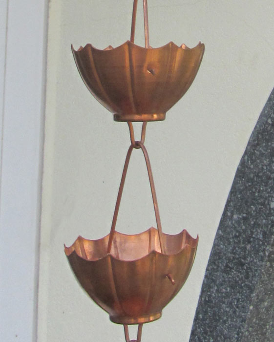 Regenkette (Kupfer) Regenketten (rain chains, kusari-doi) werden in Japan traditionell anstelle von Fallrohren benutzt und verleihen auch Ihrem Garten asiatischen Stil. Diese hochwertige Regenkette besteht aus massivem Kupfer (kein verkupfertes Blech). Ihre 17 Glieder sind e
