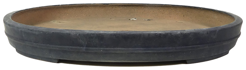 Tokonameschale KAKUZAN - ca. 46,5 x 34 x 5 cm Bonsaischale aus der Töpferei KAKUZAN, aus dem für seine Keramik-Produkte weltberühmten Ort Tokoname.
Die traditionsreichen Töpfereien in Tokoname stellen schon seit Jahrhunderten Schalen für Bonsai her und werden besonders für ihre überragende Ausführung
