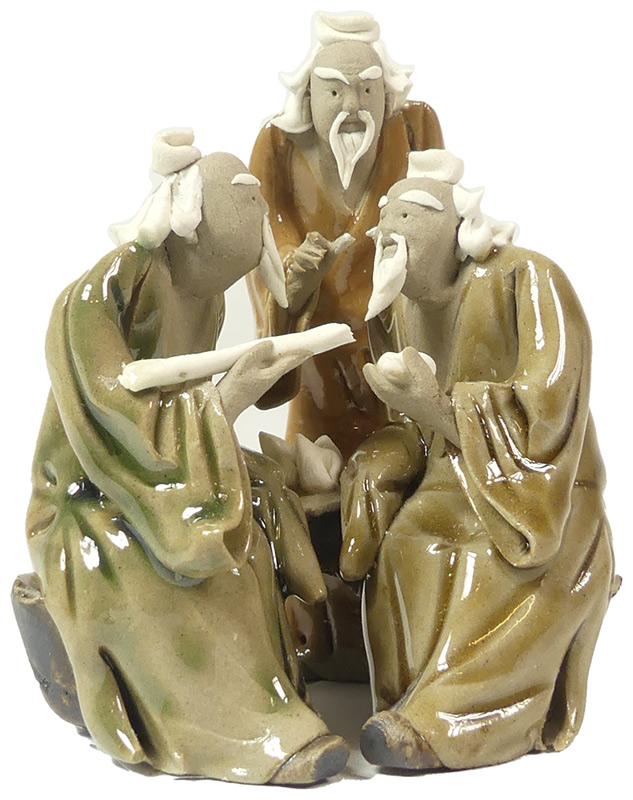 Handgearbeitete Miniatur aus gebranntem Ton.

Farben der Gewänder bei Bestellung identisch - die Objekte, die die Figuren in der Hand halten, können abweichen.