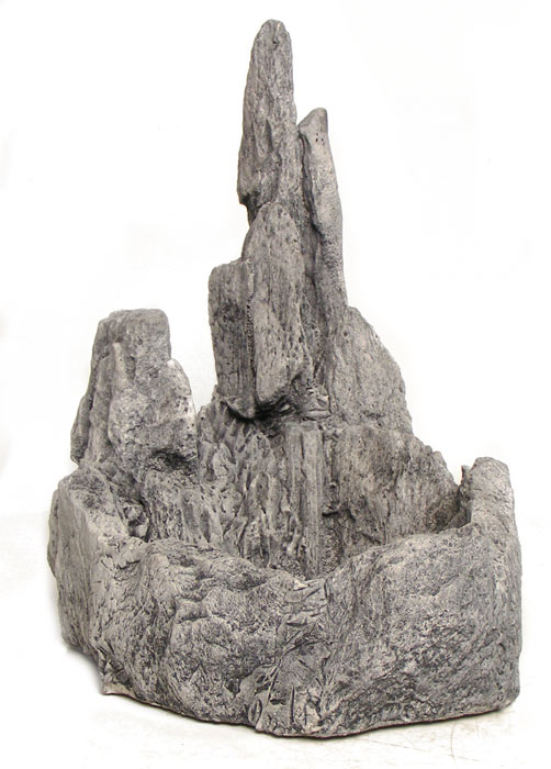 Dieser Felsen aus Steinguss hat eine Mulde mit einem Durchmesser von ca. 14 cm zur Bepflanzung (Mit Ablauflöchern gegen Staunässe) 

Witterungsunempfindlich, Unterseite glatt, dreidimensional herausgearbeitet