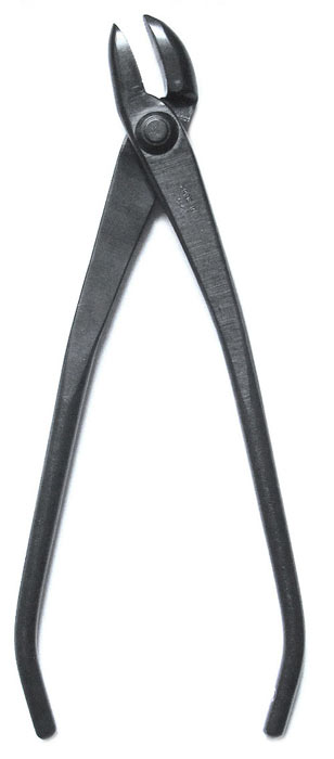 Jin-Zange, 220 mm (gewinkelt) Die Jin-Zange ist ein nützliches Werkzeug für die Pflege und Gestaltung von Bonsai. Mit der Jin-Zange läßt sich sehr gut die Rinde abziehen, um Jin und Shari zu gestalten. Draht kann ebenfalls gut mit dieser Zange abgewickelt und gebogen werden.
Made in J