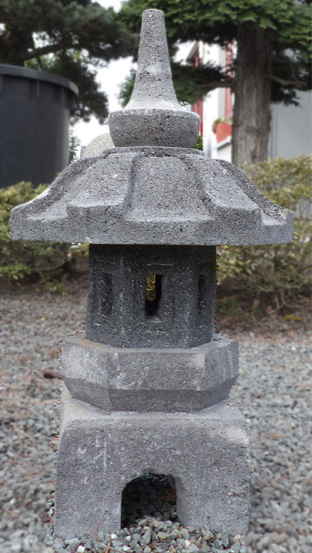 Diese Steinlaterne aus Lavagestein ist ein handgefertigtes Einzelstück aus Indonesien. Sie ist und besteht aus 5 Teilen.

Höhe: ca. 50 cm
Gewicht ca. 14 kg
