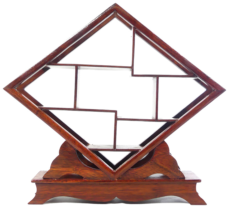 Präsentations-Regal - ca. 28 x 5 x 25 cm Dieses stilvolle Regal ist besonders zur Mame- und Shohin-Präsentation geeignet.
Leichte Fehler in der Lasur.