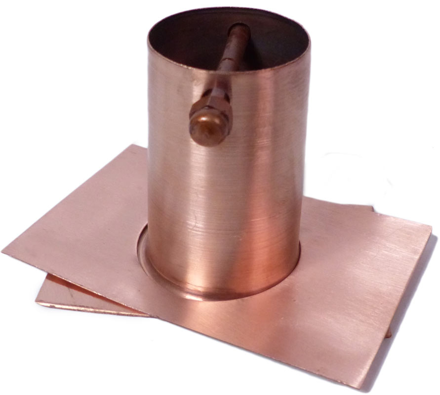 Anschluß-Stück (Kupfer) - ca. 12 x 8 x 8 cm Das Anschluß-Stück dient zum bequemen Anschluß unserer Regenketten in einen Dachrinnenabfluß. Es ist einfach verformbar und passt sich so an jede Dachrinne an. Es wird einfach in das Loch des Fallrohrs gesteckt und die Kette in die vorbereiteten Löcher ei