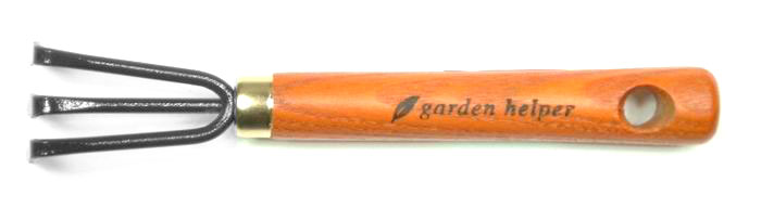 Wurzelkralle, 170 mm Diese dreizinkige Wurzelkralle ist ein nützlicher Helfer beim Umpflanzen von kleineren Zimmer-und Freilandbonsai. 
Hiermit kann die Erde zwischen den Wurzeln entfernt werden, bevor ein Wurzelschnitt und das Einpflanzen vorgenommen wird. Made in Japan.
Lä