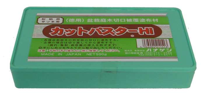 Wundpaste für Nadelgehölze (grüner Deckel).

Dieses Mittel schützt die Schnittstellen Ihres Bonsai vor Infektionen und Krankheiten. 
Härtet nach dem Auftragen nicht aus, sondern behält seine weiche Konsistenz und erlaubt es der Rinde, sich über der Wunde 