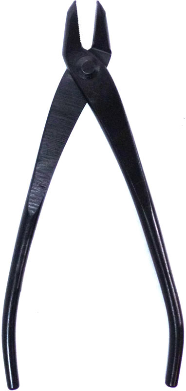Jin-Zange (175 mm) Mit der Jin-Zange läßt sich sehr gut die Rinde abziehen, um Jin und Shari zu gestalten. Draht kann ebenfalls mit dieser Zange abgewickelt und gebogen werden.
Länge: 175 mm
Gewicht: 122 g
Material: schwarzer Stahl