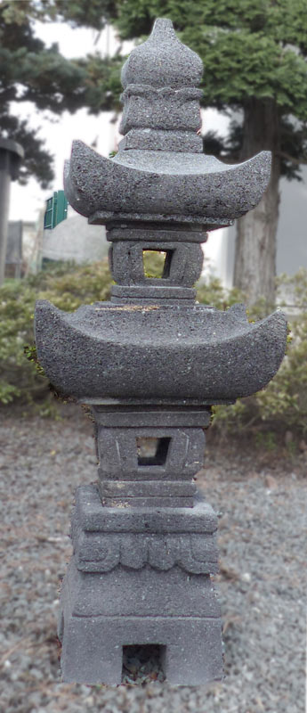 Diese Steinlaterne aus Lavagestein ist ein handgefertigtes Einzelstück aus Indonesien. Sie ist und besteht aus 6 Teilen.Höhe: ca. 75 cmGewicht ca. 17 kg