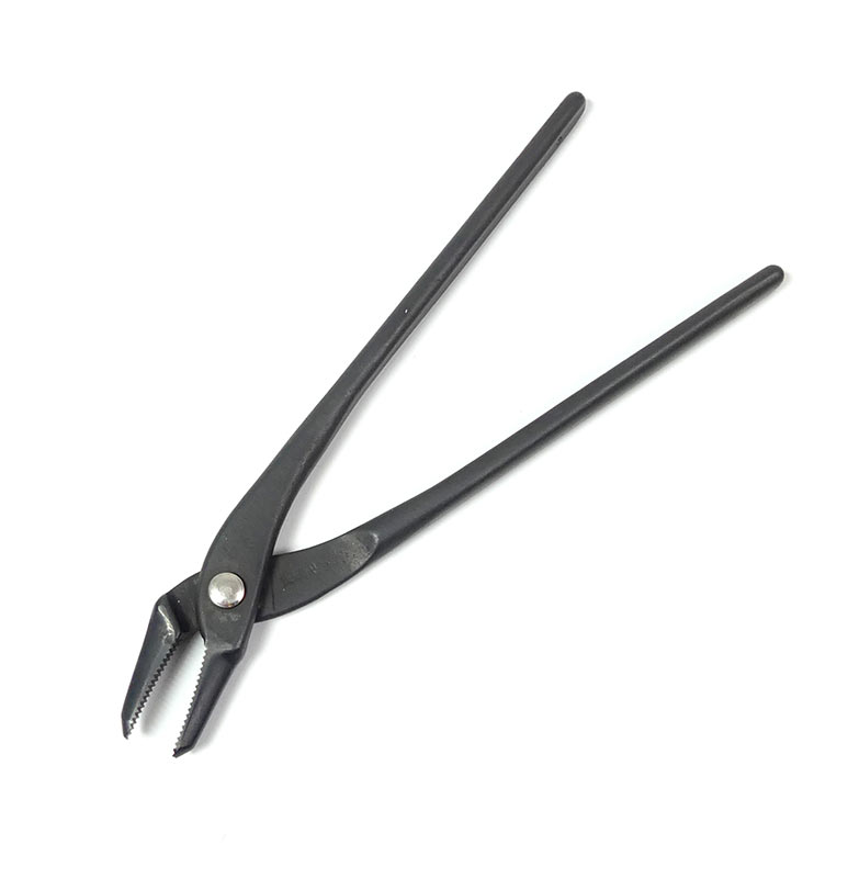 Masakuni Jin-Zange (S, 220 mm) Masakuni Jin-Zange in Profi-Qualität. Mit ihr läßt sich die Baumrinde abziehen, um Jin und Shari zu gestalten.
Sie ist nur für Jin-Arbeiten gedacht, Draht sollte mit dieser Jin-Zange nicht bearbeitet werden. Hergestellt in Japan.
Länge: 220 mm
Gewicht: 2