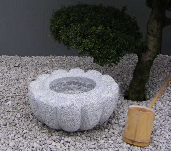 Wasserbecken aus massivem Granit.
Herkunftsland: China.

Größe 1: 30x15 cm (ca. 20 kg - Postversand möglich)
Größe 2: 45x23 cm (ca. 70 kg)
 