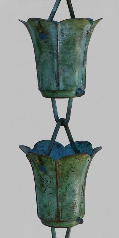 Regenkette (Kupfer) Regenketten (rain chains, kusari-doi) werden in Japan traditionell anstelle von Fallrohren benutzt und verleihen auch Ihrem Garten asiatischen Stil. Diese hochwertige Regenkette besteht aus massivem Kupfer (kein verkupfertes Blech). Ihre 27 Glieder sind e