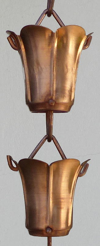 Regenkette (Kupfer) - Tulpe Regenketten (rain chains, kusari-doi) werden in Japan traditionell anstelle von Fallrohren benutzt und verleihen auch Ihrem Garten asiatischen Stil. Diese hochwertige Regenkette besteht aus massivem Kupfer (kein verkupfertes Blech). Ihre 27 Glieder sind e