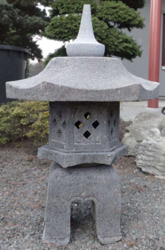 Steinlaterne - Yukimi (90 cm) Diese Steinlaterne aus Lavagestein ist ein handgefertigtes Einzelstück aus Indonesien. Sie ist und besteht aus 5 Teilen.
Höhe: ca. 90 cm
Gewicht ca. 90 kg