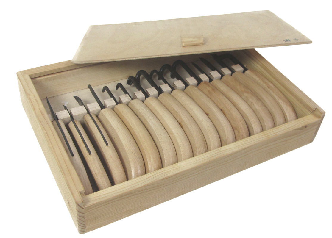 Das Set besteht aus 15 Werkzeugen mit Echtholzgriff, die in einem Holzkästchen (30 x 20 x 5 cm) komfortabel aufbewahrt werden.
Aus Tschechien.