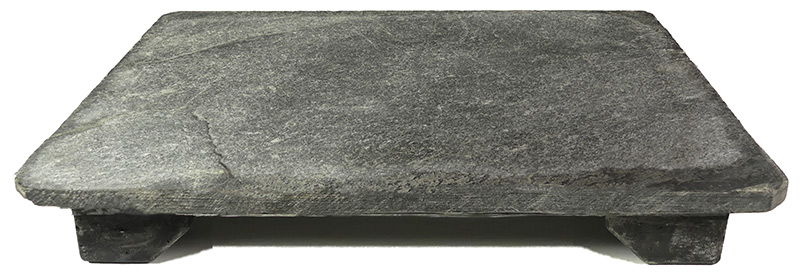 Rechteckiger Bonsai Tisch
Füße Steinguss, Platte Schiefer

Schieferplatte kann mit Klinkeröl behandelt werden und erscheint dann fast schwarz (siehe Foto)