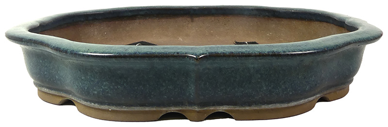 Tokonameschale SUISHOEN - ca. 47 x 41,5 x 8 cm Bonsaischale aus der Töpferei SUISHOEN, aus dem für seine Keramik-Produkte weltberühmten Ort Tokoname.
Die traditionsreichen Töpfereien in Tokoname stellen schon seit Jahrhunderten Schalen für Bonsai her und werden besonders für ihre überragende Ausführun