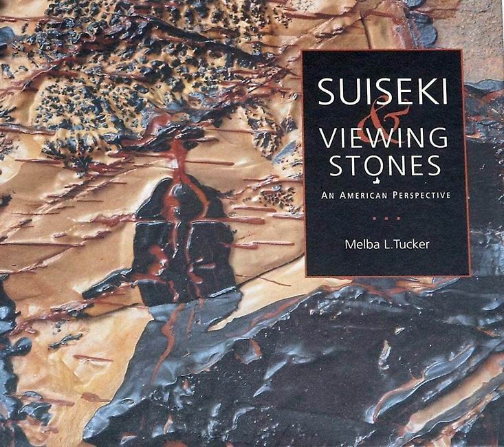 Autor: Melba L. Tucker (komplett in englischer Sprache)

Die Autorin hat ihre Vorliebe zu den Steinen an sich entdeckt, während sie "lebendige Landschaften" aus Bonsai mit Felsen gestaltet hat. 

Zu einer Zeit als praktisch alle bekannten Suiseki aus Japa