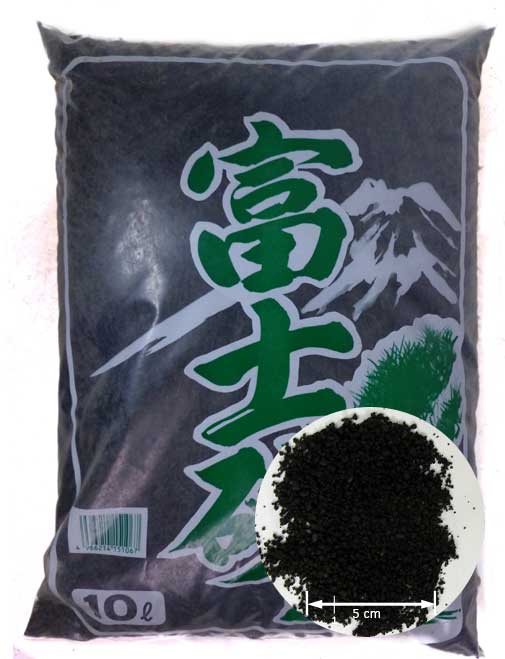 Dieses schwarze Lavagestein kommt direkt aus Japan. Es eignet sich zum Untermischen in die Pflanzerde oder Sie können es in den Untersetzer Ihres Bonsai geben und damit eine optische Verschönerung erreichen. Minimale Unebenheiten in der Schale ("wackeln")