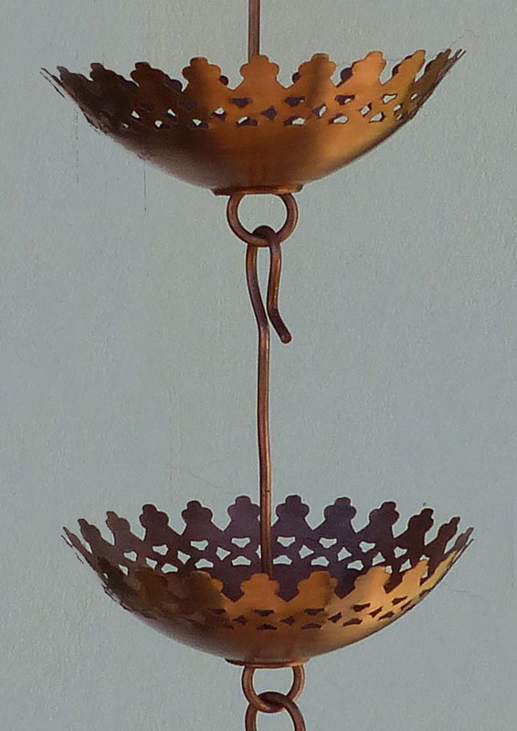 Regenkette (Kupfer) Regenketten (rain chains, kusari-doi) werden in Japan traditionell anstelle von Fallrohren benutzt und verleihen auch Ihrem Garten asiatischen Stil. Diese hochwertige Regenkette besteht aus massivem Kupfer (kein verkupfertes Blech). Ihre 18 Glieder sind e