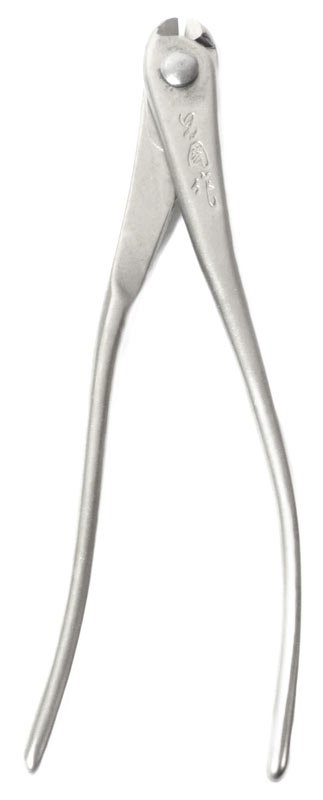 Diese hochwertige Drahtzange von Masakuni (Japan) aus hochwertigem Stahl mit rostfreiem Überzug schneidet mühelos Bonsai-Draht bis zu folgenden Stärken:

Alu:  4 mm
Kupfer: 3,2 mm
Eisen: 2 mm


Länge: 190 mm
Gewicht: ca. 180 gr.