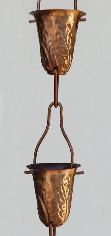 Regenkette (Kupfer) Regenketten (rain chains, kusari-doi) werden in Japan traditionell anstelle von Fallrohren benutzt und verleihen auch Ihrem Garten asiatischen Stil. Diese hochwertige Regenkette besteht aus massivem Kupfer (kein verkupfertes Blech). Ihre 15 Glieder sind e