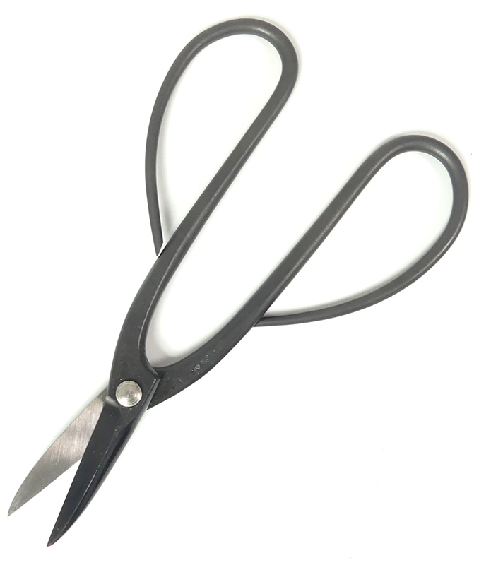 Hochwertige Schere von Masakuni (Japan) für präzisen und feinen Schnitt. Zusammen mit Trimm-Schere 3502 die seit 50 Jahren am längsten verkaufte Schere im Hause Masakuni. 
Hochbelastbare Schere.
Made in Japan.

Länge: 190 mm
Gewicht: 70 g
Hochwertiger Sta