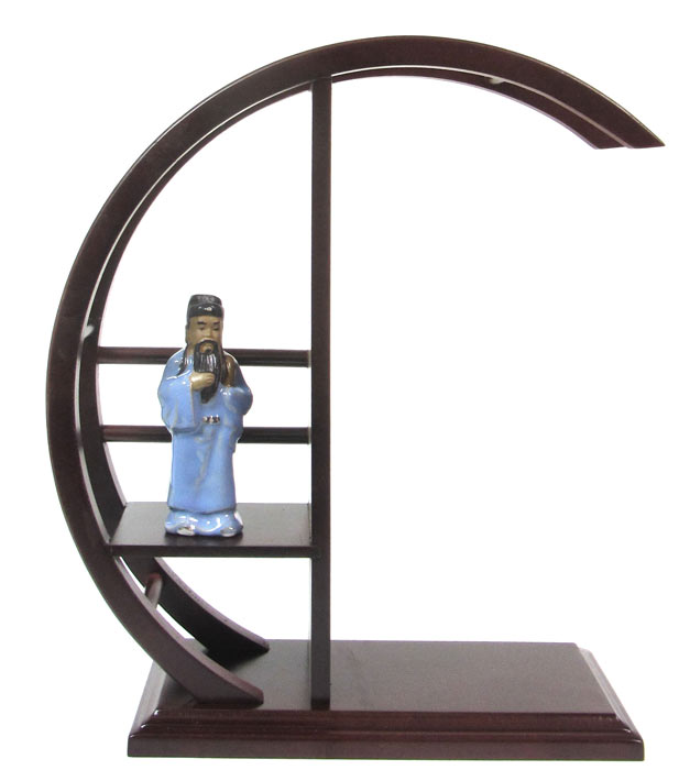 Dieses stilvolle Regal ist besonders zur Mame- und Shohin-Präsentation geeignet. 
Mit Figur.

Höhe: 33 cm
Standfläche: 24 x 11 cm