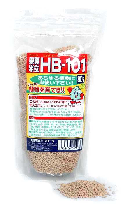 HB101 zum Aufstreuen oder Beimischen in die Erde beim Umpflanzen. Inhaltlich identisch mit HB-101 flüssig.
Mit den Kügelchen erreicht man bequem ohne häufiges Nachmischen eine gleichmäßige Langzeitwirkung.
 
Anwendung
Aufstreuen: Geben Sie das Granulat in