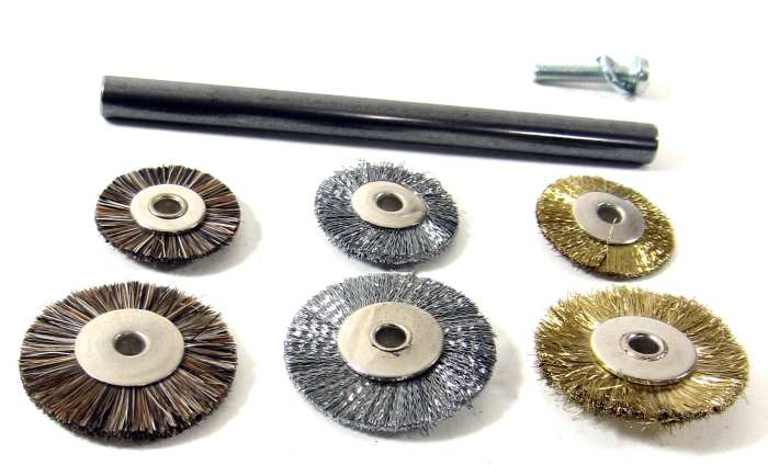 Rotationsbürsten-Set 2 Dieses Set aus 6 Rotationsbürsten und 1 Schaft ist ideal für unterschiedliche Arbeiten geeignet. Die Bürsten lassen sich dank des Schraubverschlusses leicht wechseln.
 
Besteht aus den Art.nr.: 3471-19 und 3471-24 (Rosshaar), 3472-19 und 3472-24 (Messin