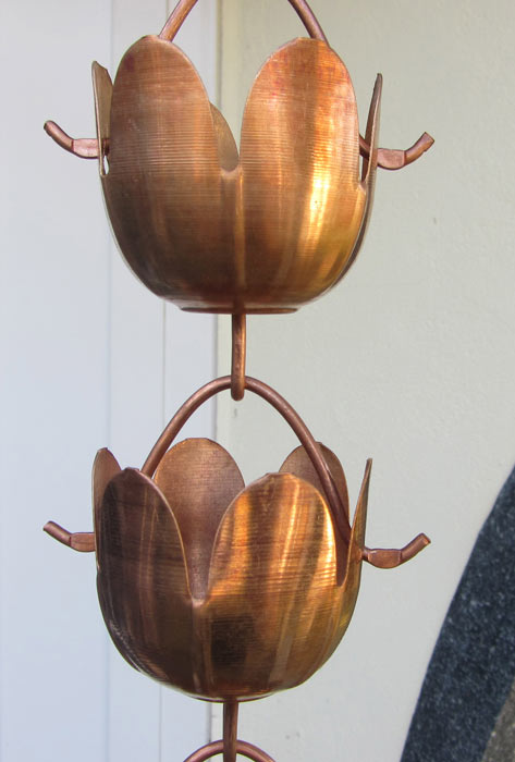 Regenkette (Kupfer) - Nachtkerze Regenketten (rain chains, kusari-doi) werden in Japan traditionell anstelle von Fallrohren benutzt und verleihen auch Ihrem Garten asiatischen Stil. Diese hochwertige Regenkette besteht aus massivem Kupfer (kein verkupfertes Blech). Ihre 27 Glieder sind e