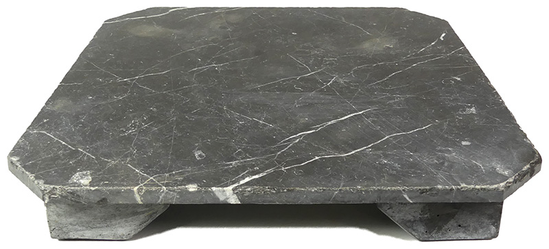 Quadratischer Bonsai Tisch
Füße Steinguss, Platte Marmor